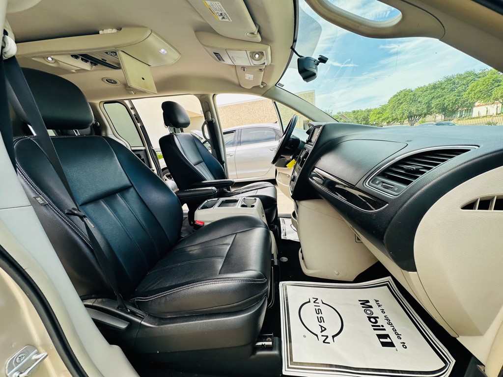 2014 Chrysler Town & Country Image 23