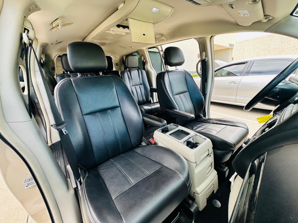 2014 Chrysler Town & Country Image 25
