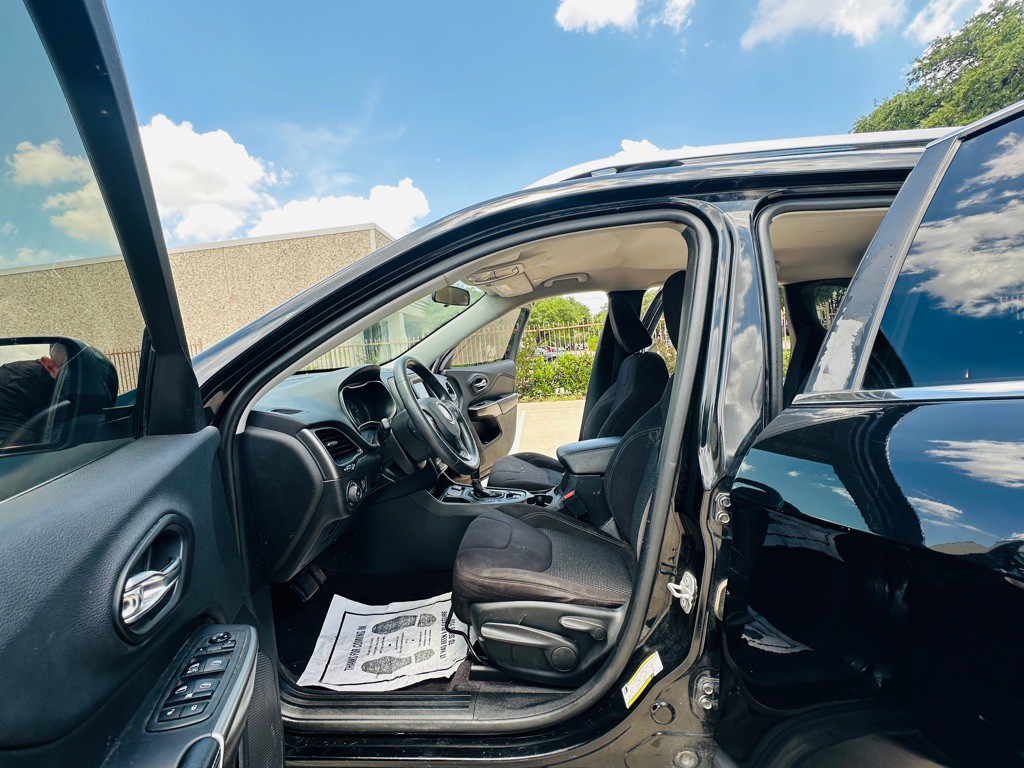 2019 Jeep Cherokee Image 12