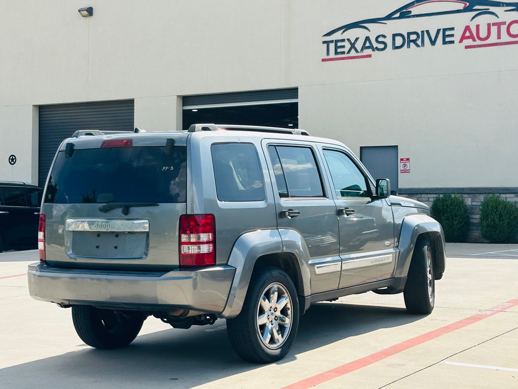 2012 Jeep Liberty Image 11