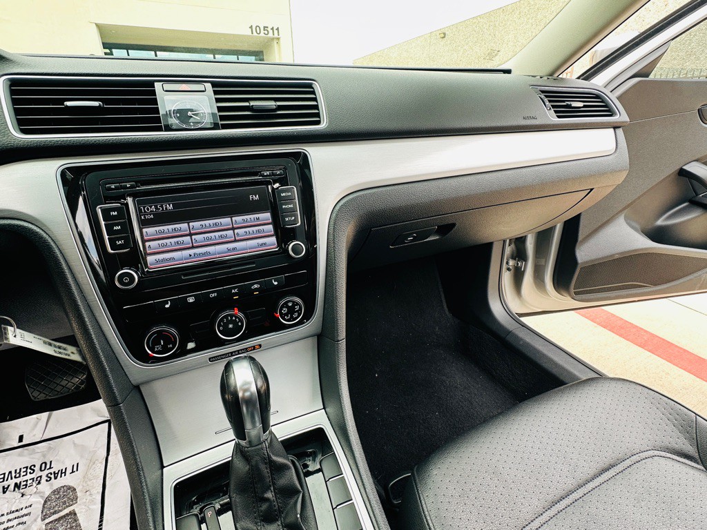 2013 Volkswagen Passat Image 17