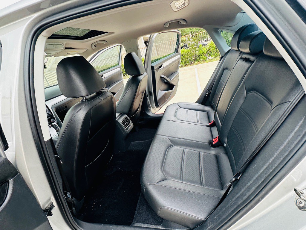 2013 Volkswagen Passat Image 18