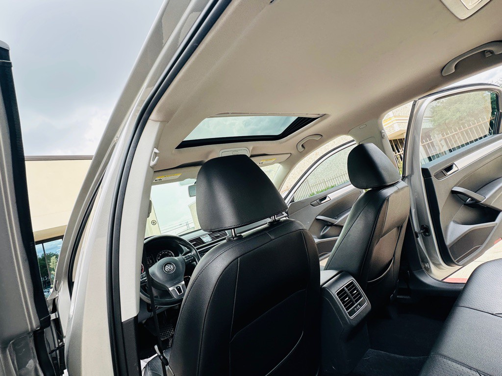 2013 Volkswagen Passat Image 19