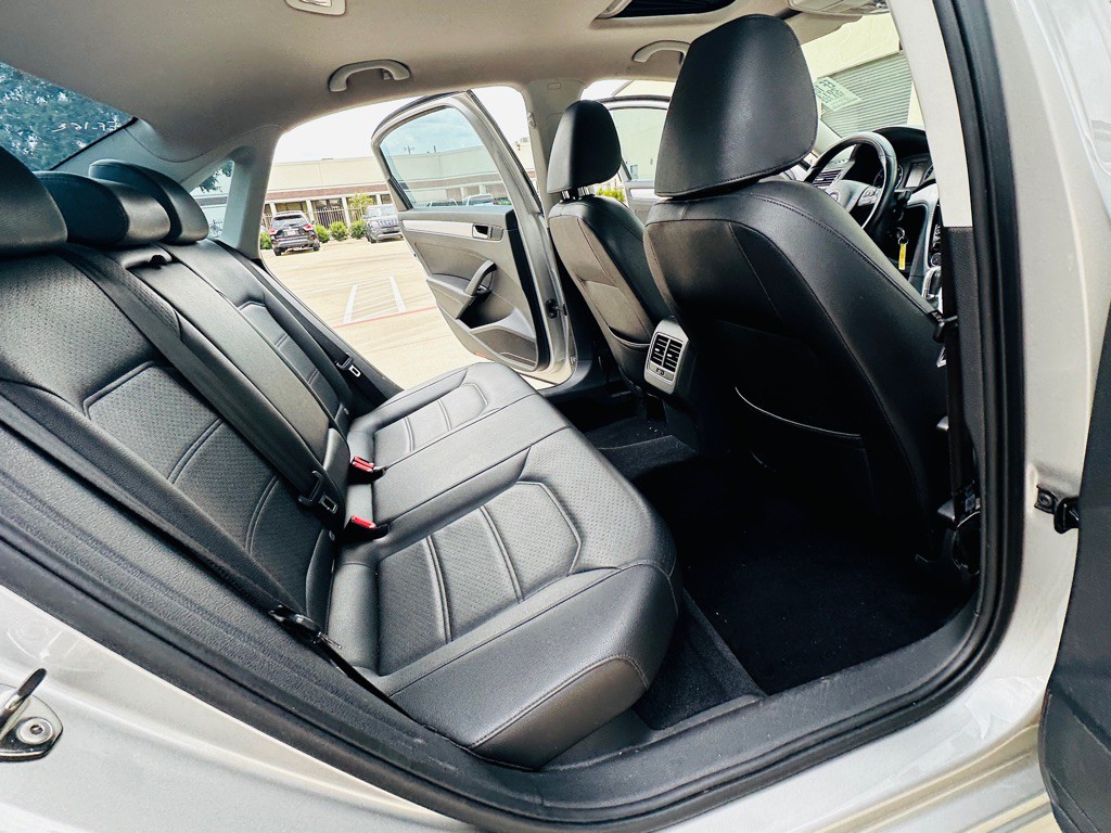 2013 Volkswagen Passat Image 21