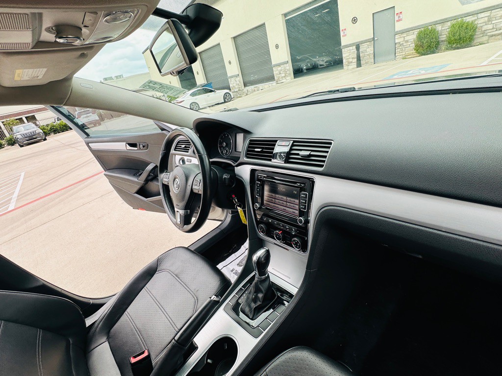 2013 Volkswagen Passat Image 24