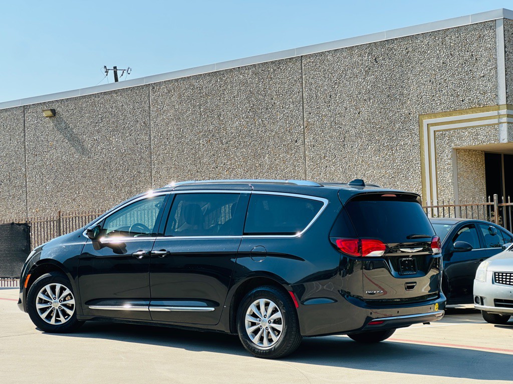 2019 Chrysler Pacifica Image 8