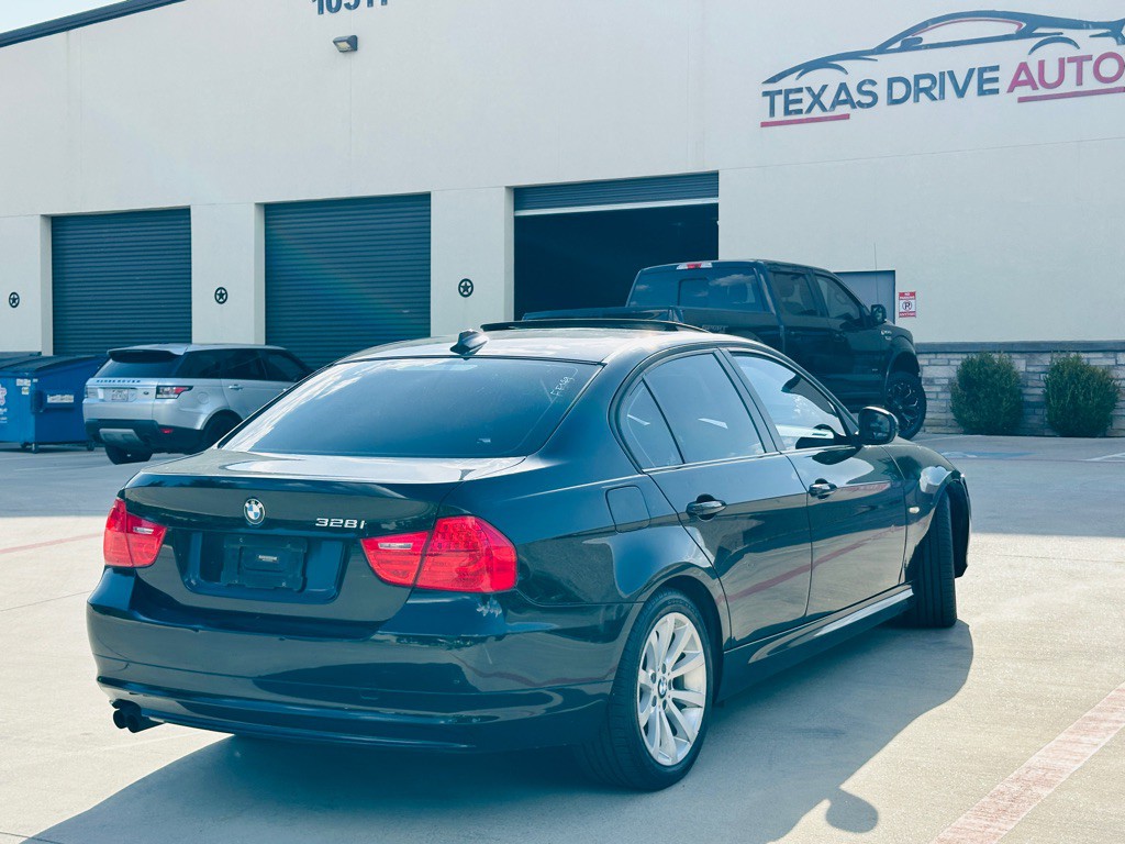 2011 BMW 3 Series Image 7