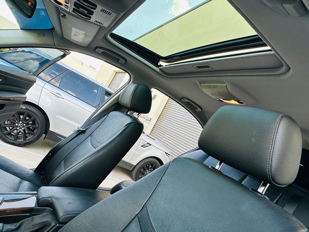 2011 BMW 3 Series Image 16
