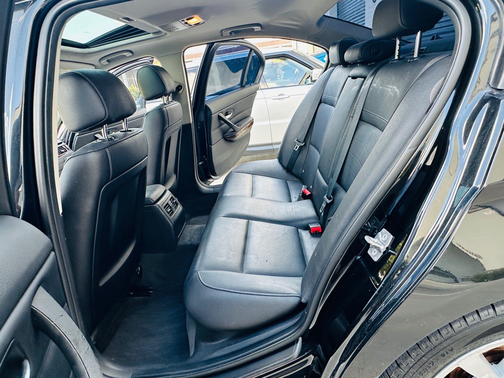 2011 BMW 3 Series Image 17