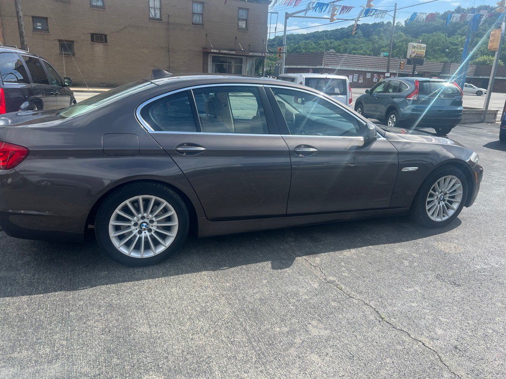 2011 BMW 5 Series Image 2