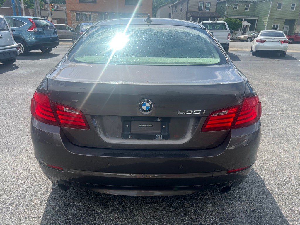 2011 BMW 5 Series Image 3