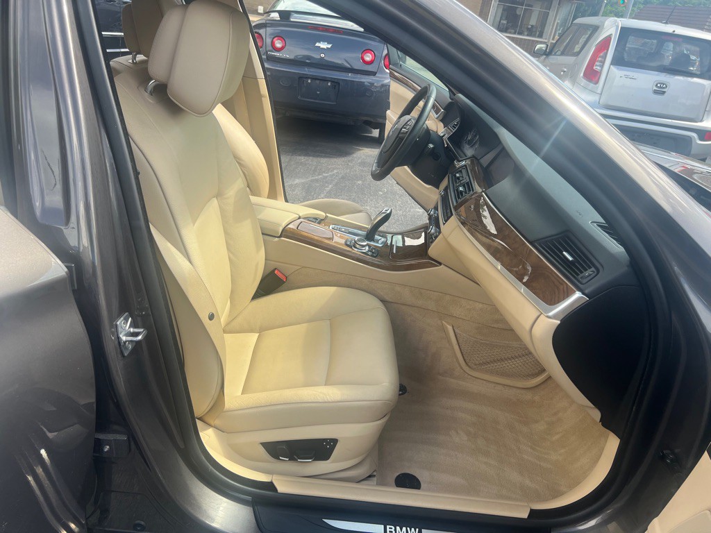 2011 BMW 5 Series Image 10