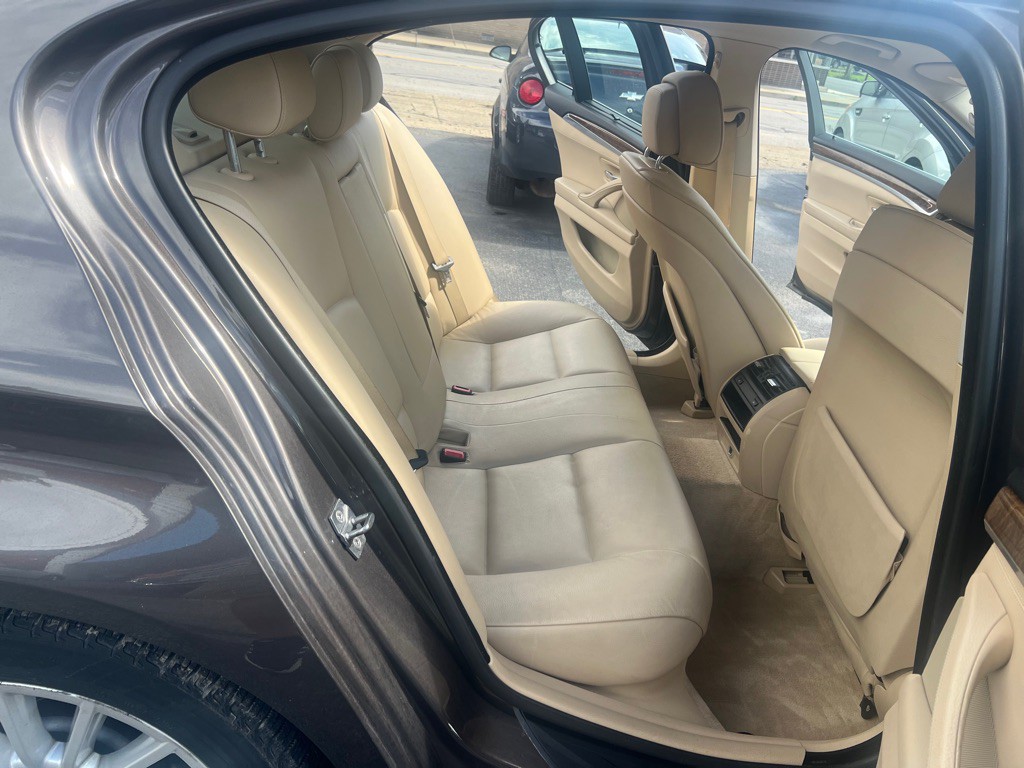 2011 BMW 5 Series Image 11