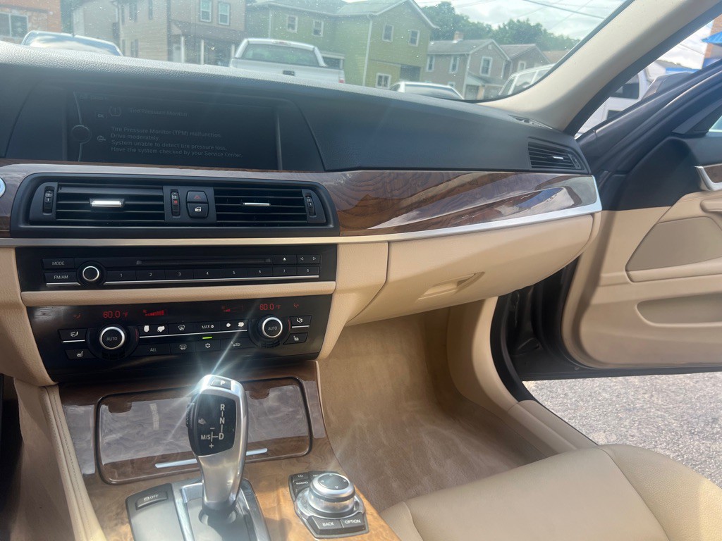 2011 BMW 5 Series Image 16