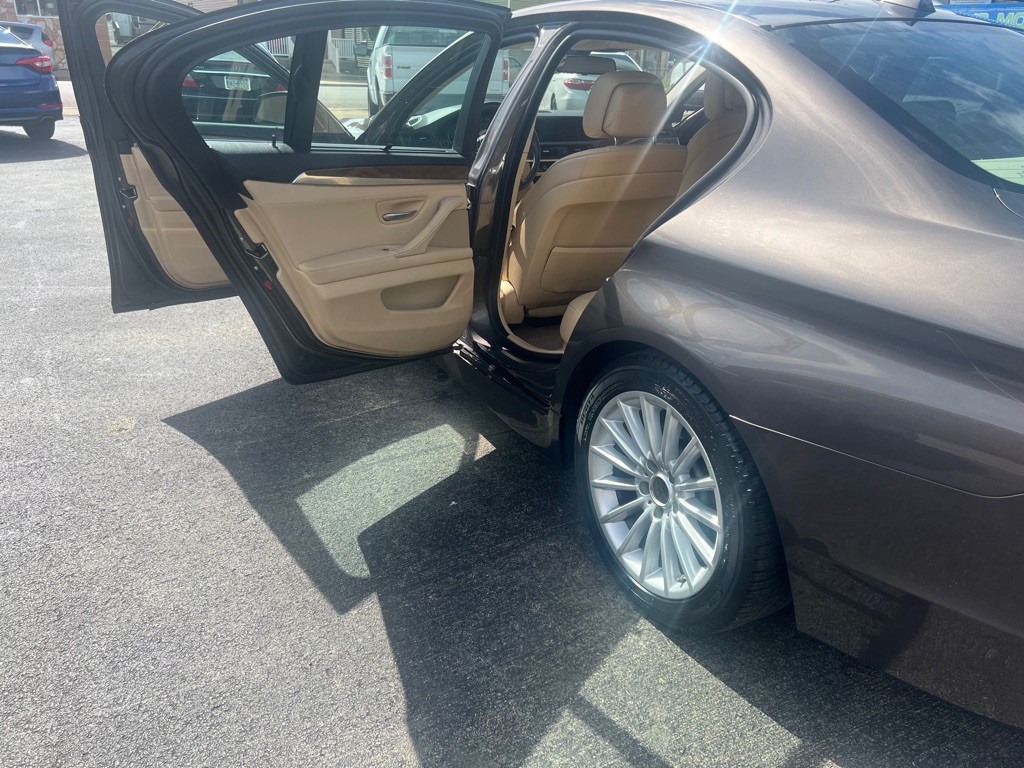 2011 BMW 5 Series Image 21