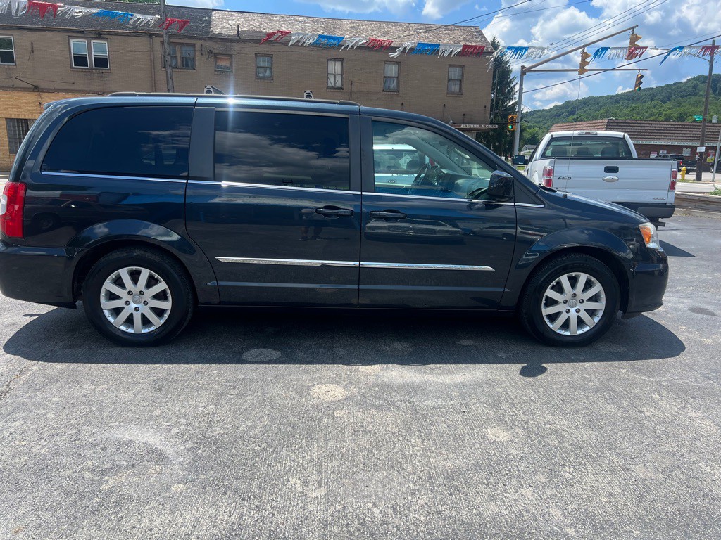2014 Chrysler Town & Country Image 2