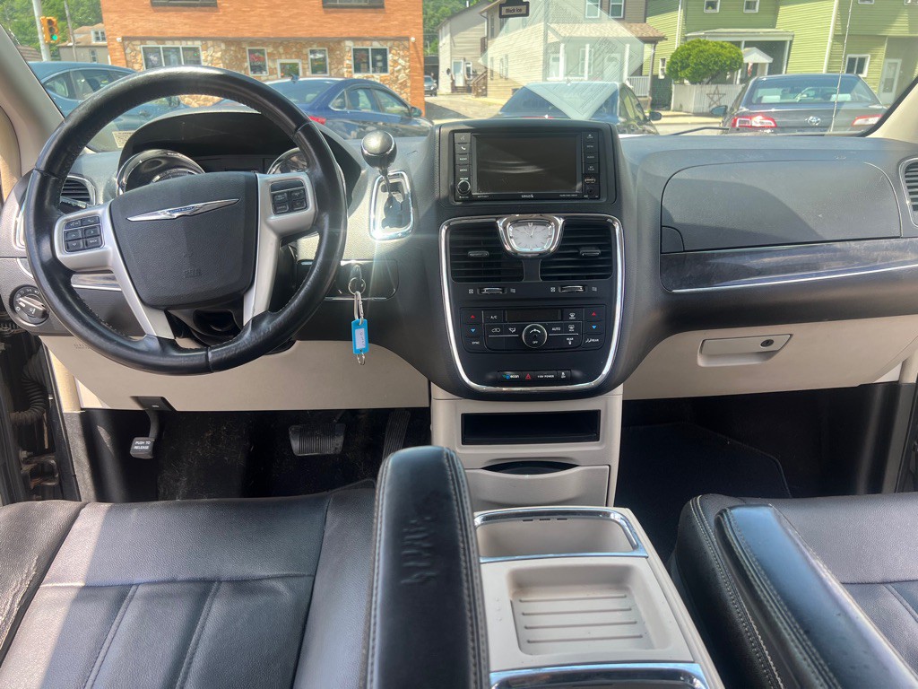 2014 Chrysler Town & Country Image 14