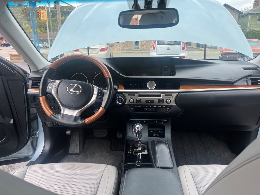 2014 Lexus ES Image 13