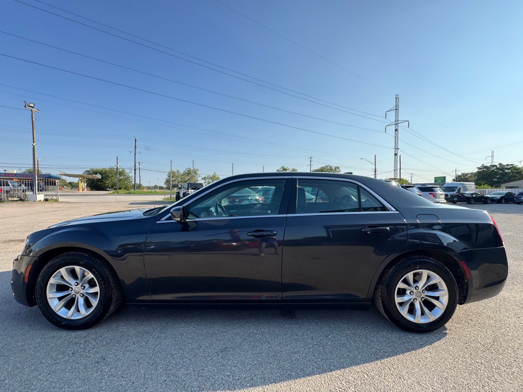2015 Chrysler 300 Image 3