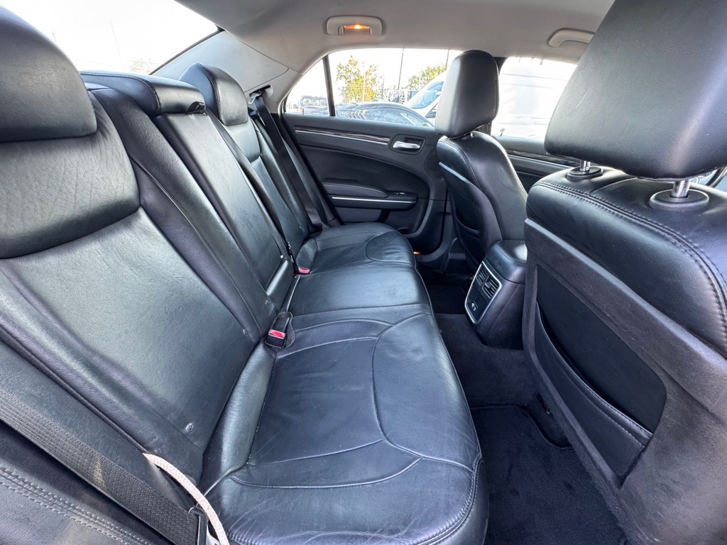 2015 Chrysler 300 Image 9