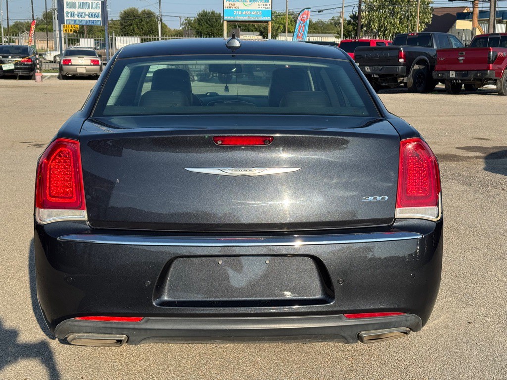2015 Chrysler 300 Image 10