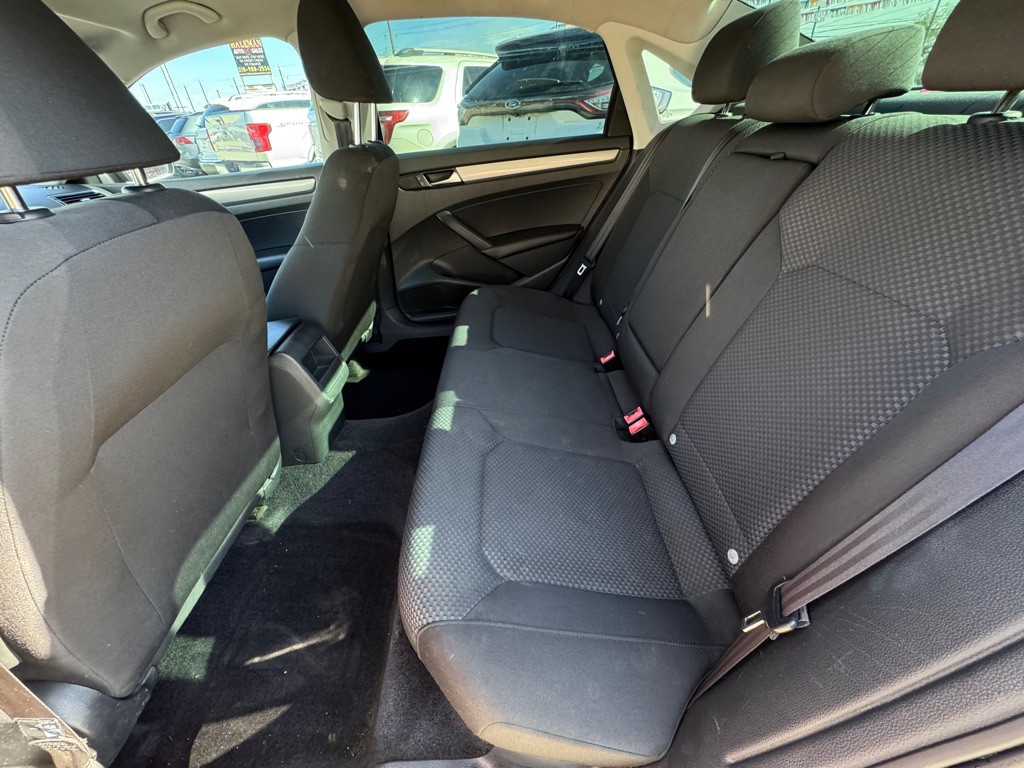 2015 Volkswagen Passat Image 17
