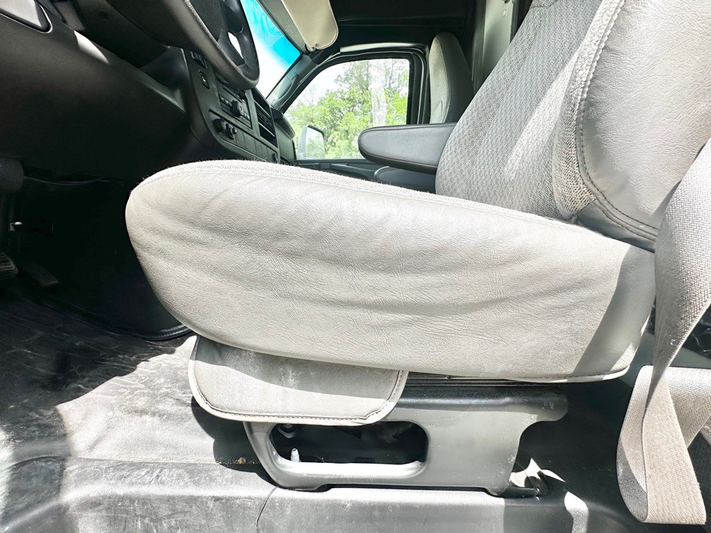 2013 Chevrolet Express Image 17