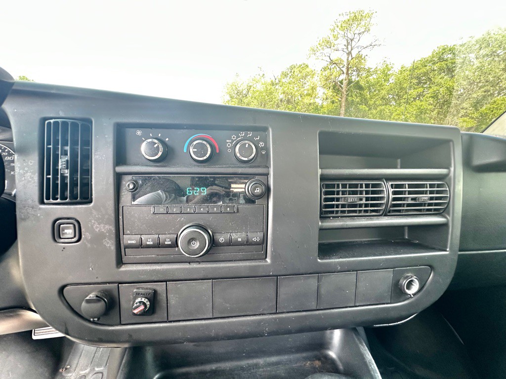 2013 Chevrolet Express Image 24