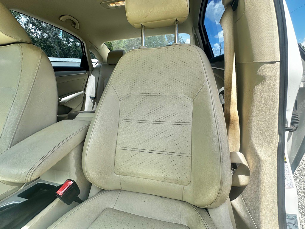 2013 Volkswagen Passat Image 16