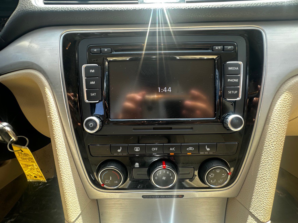 2013 Volkswagen Passat Image 23