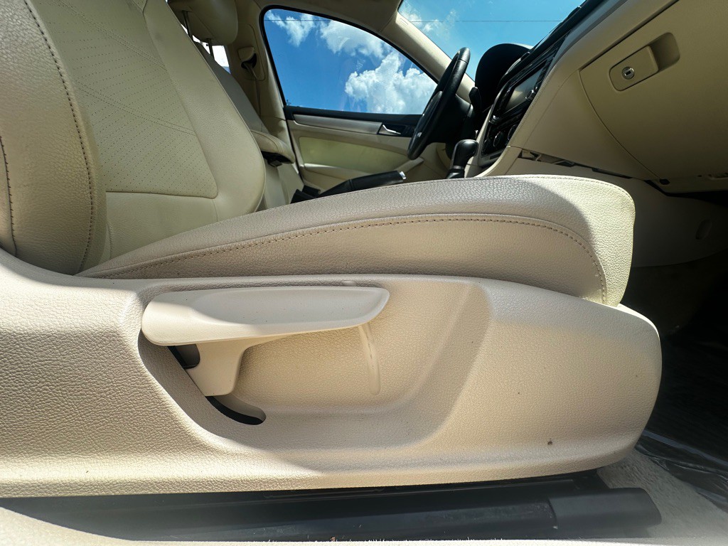 2013 Volkswagen Passat Image 28