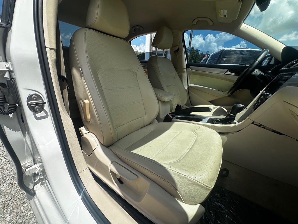 2013 Volkswagen Passat Image 29
