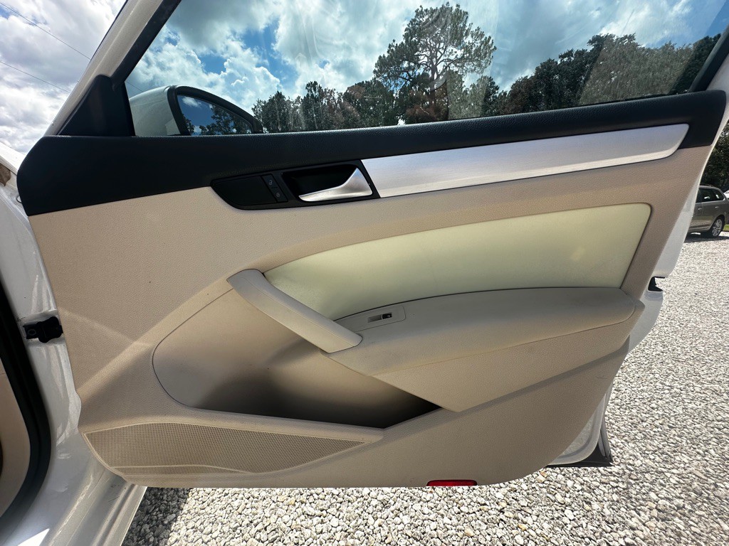 2013 Volkswagen Passat Image 31