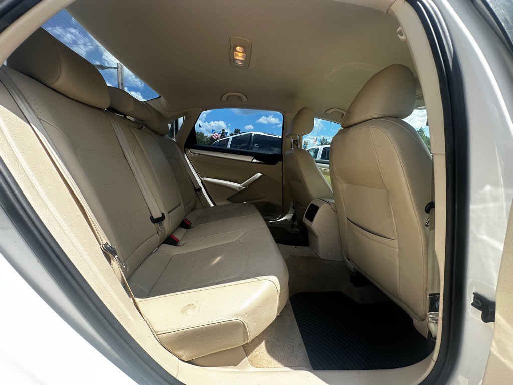 2013 Volkswagen Passat Image 32