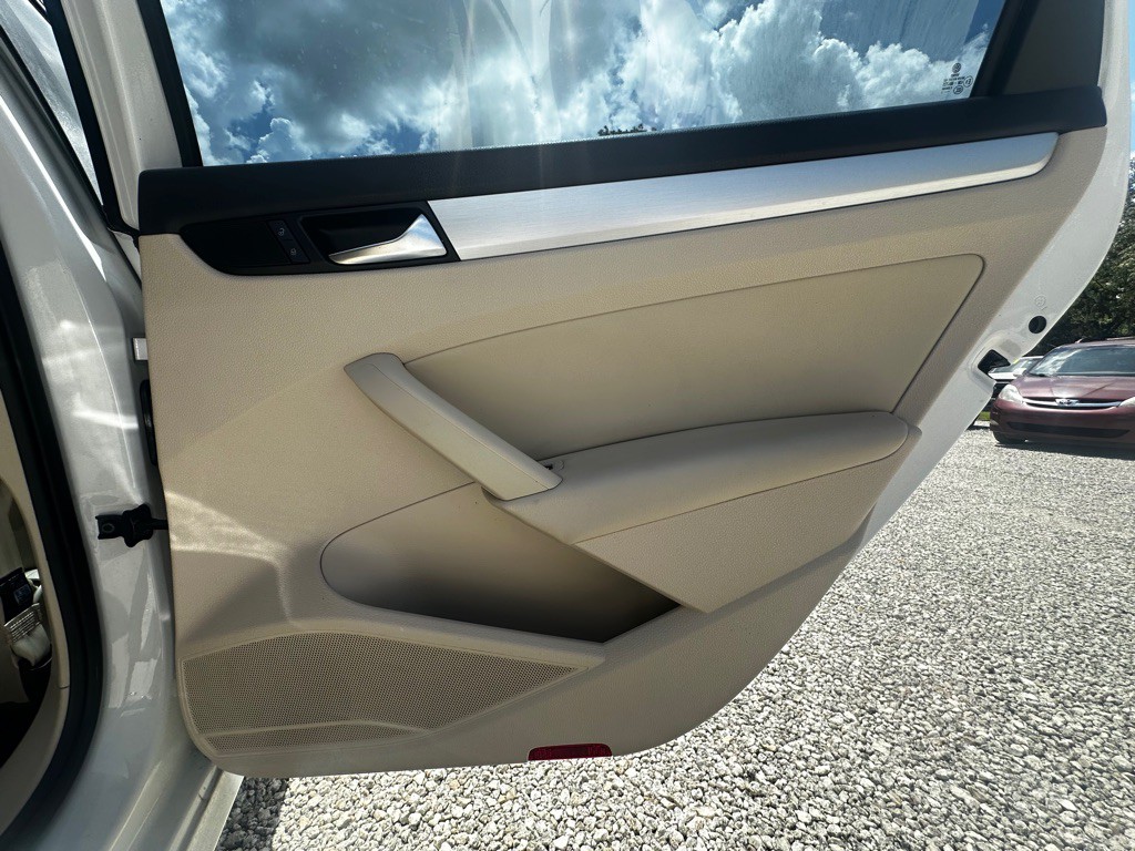 2013 Volkswagen Passat Image 35