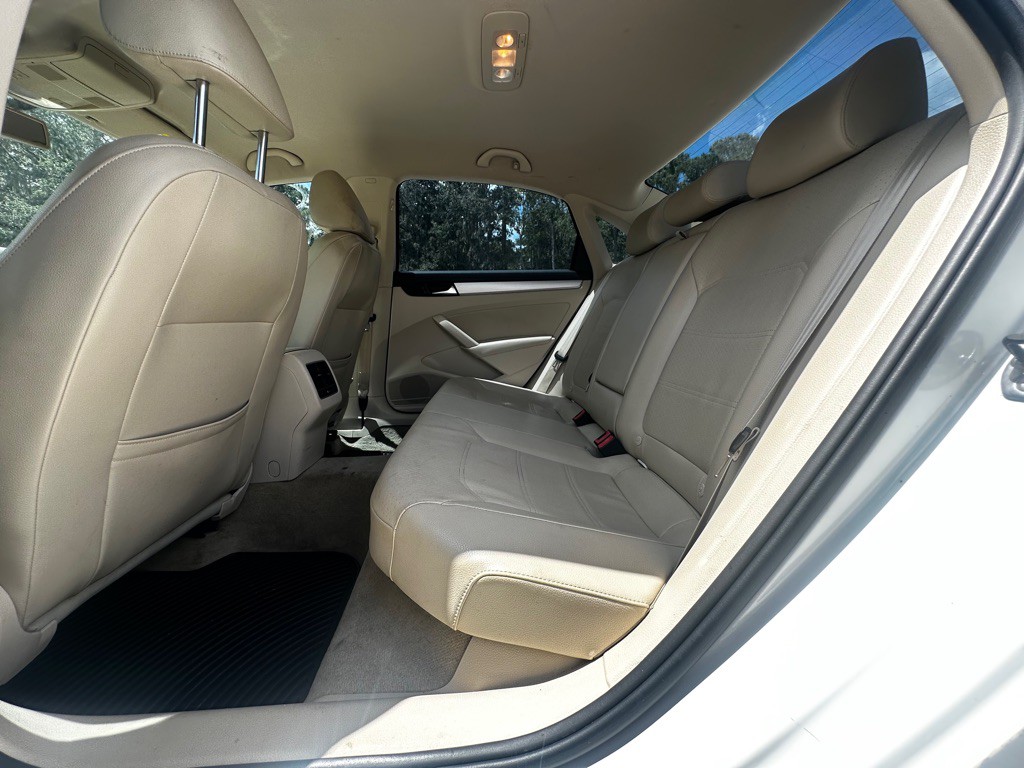 2013 Volkswagen Passat Image 36