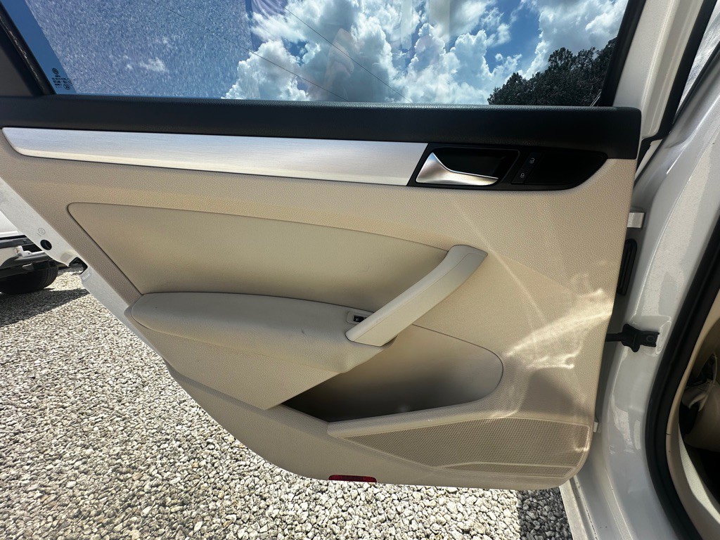 2013 Volkswagen Passat Image 38