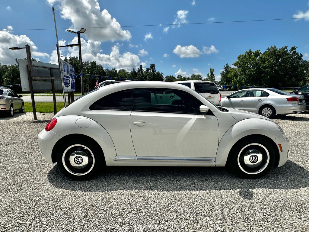 2012 Volkswagen Beetle Image 8
