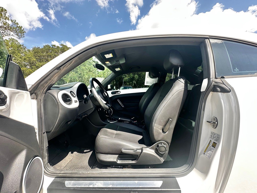 2012 Volkswagen Beetle Image 15