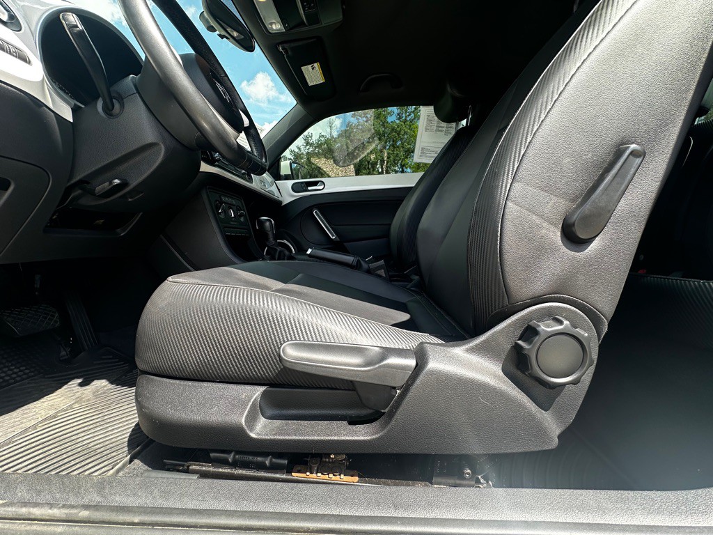 2012 Volkswagen Beetle Image 16