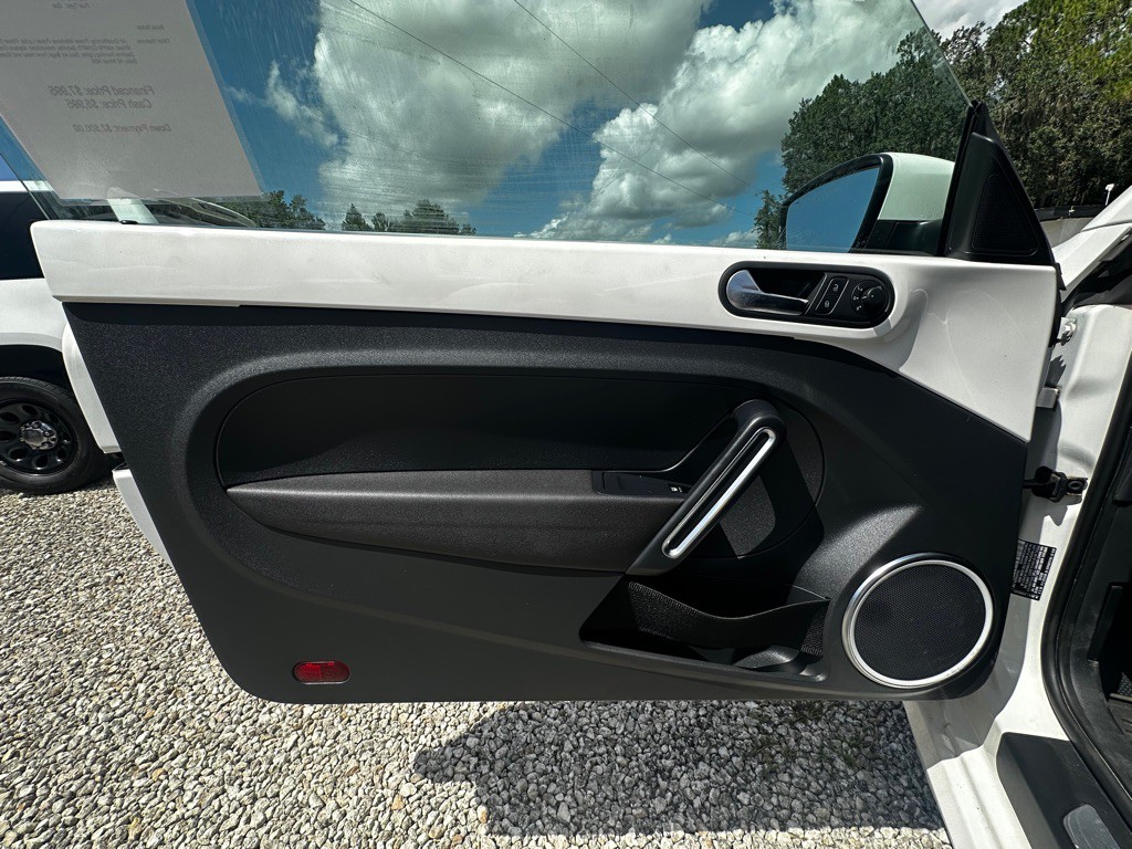 2012 Volkswagen Beetle Image 19