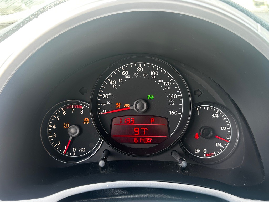 2012 Volkswagen Beetle Image 21