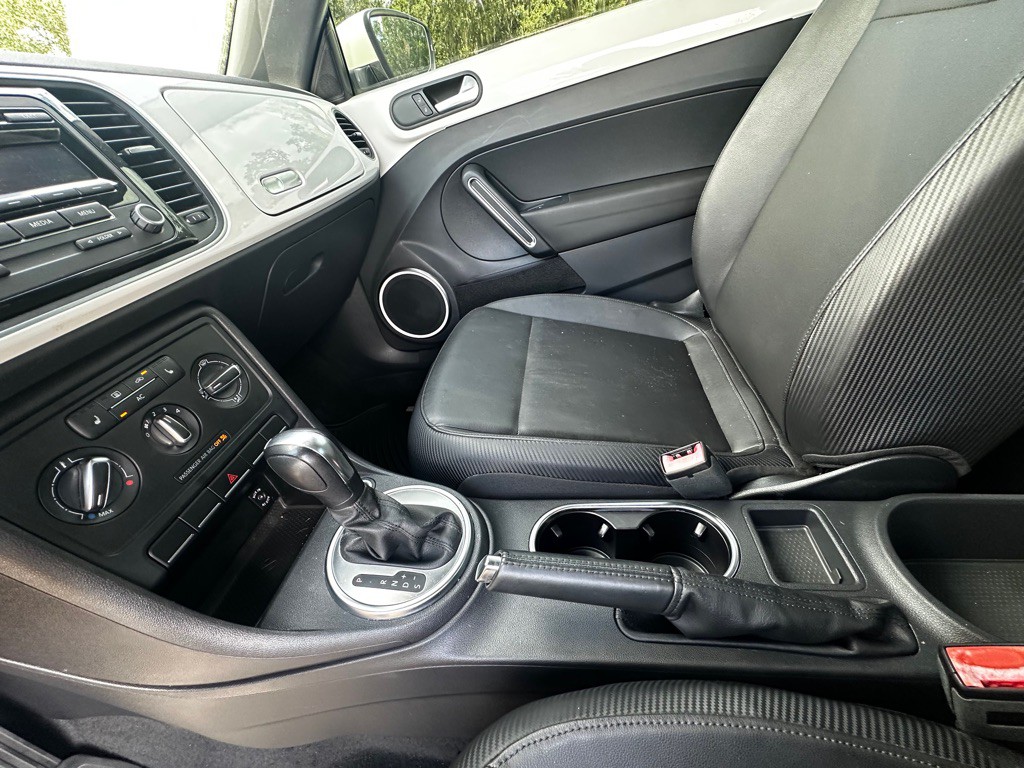2012 Volkswagen Beetle Image 24