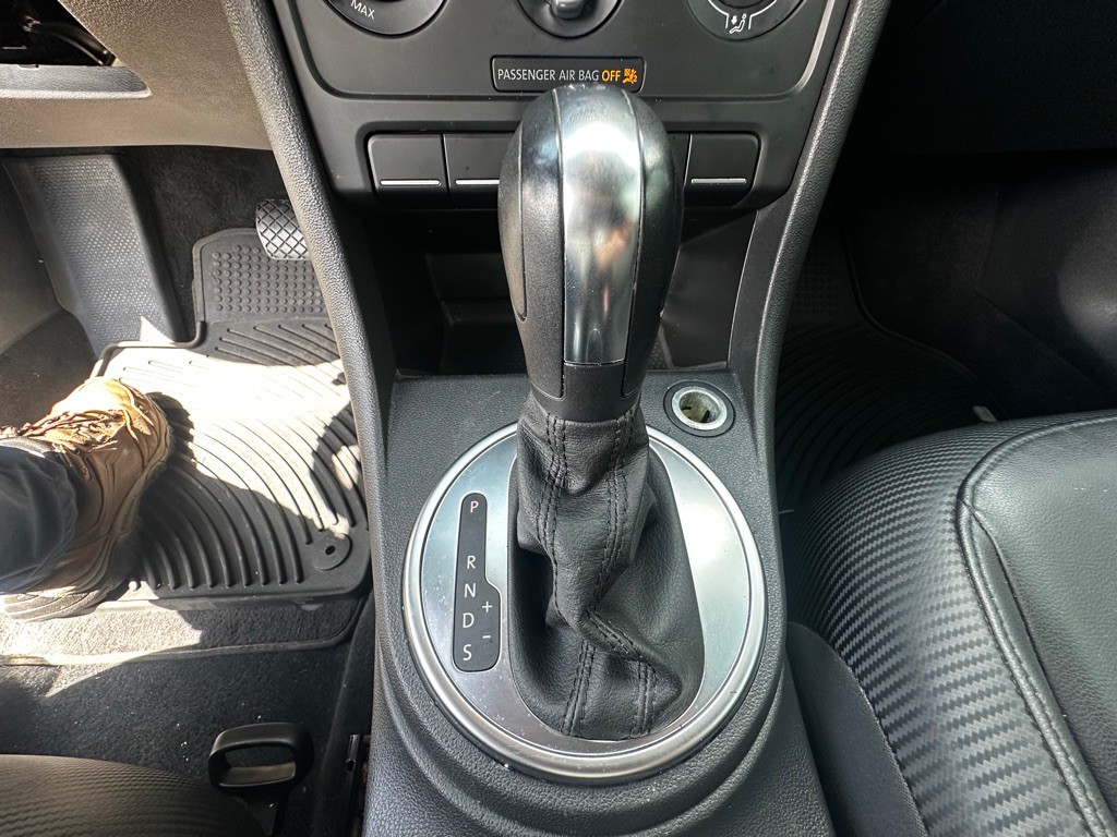 2012 Volkswagen Beetle Image 25
