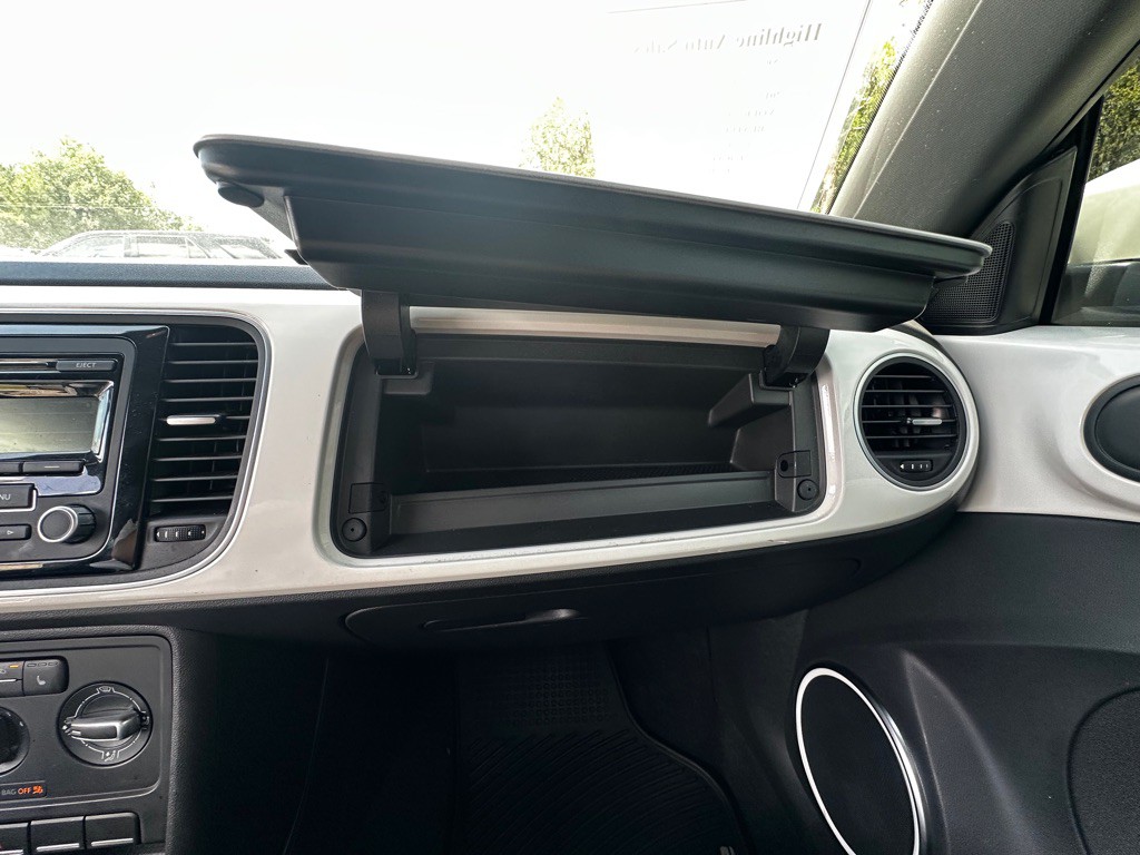 2012 Volkswagen Beetle Image 29