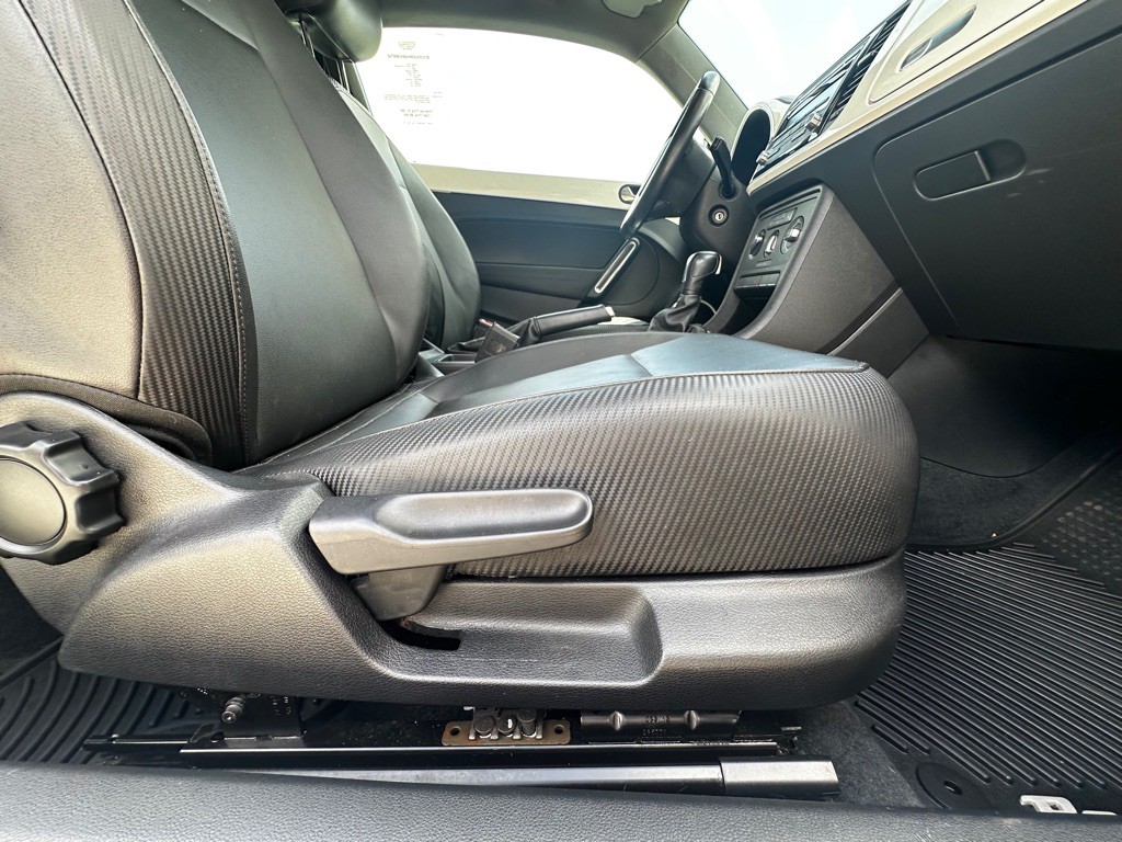 2012 Volkswagen Beetle Image 34
