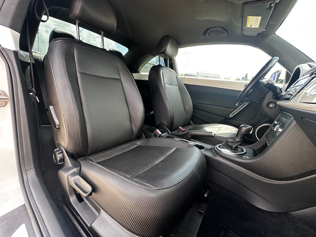 2012 Volkswagen Beetle Image 35