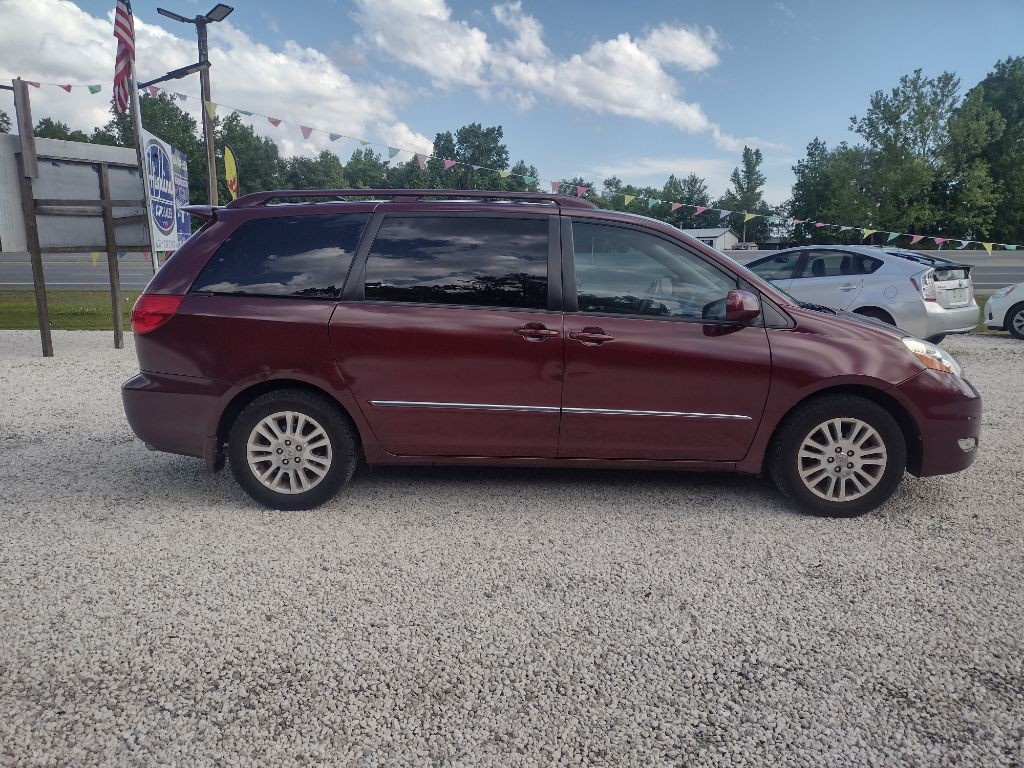 2008 Toyota Sienna Image 2