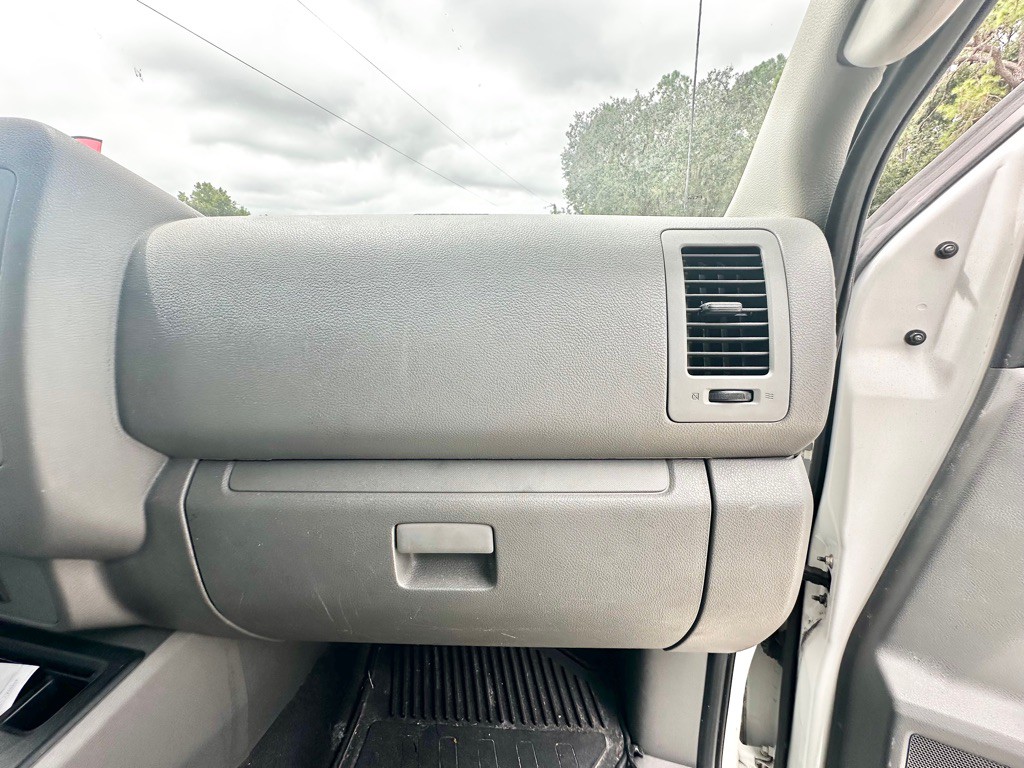 2013 Nissan NV Image 32