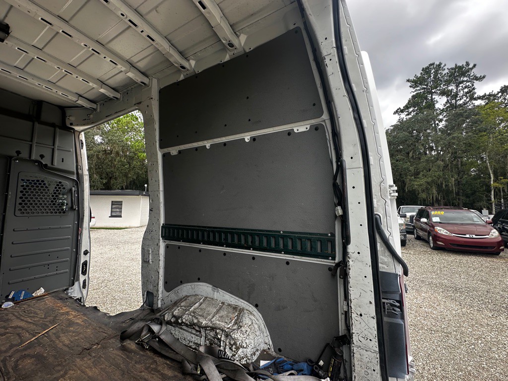 2013 Nissan NV Image 38